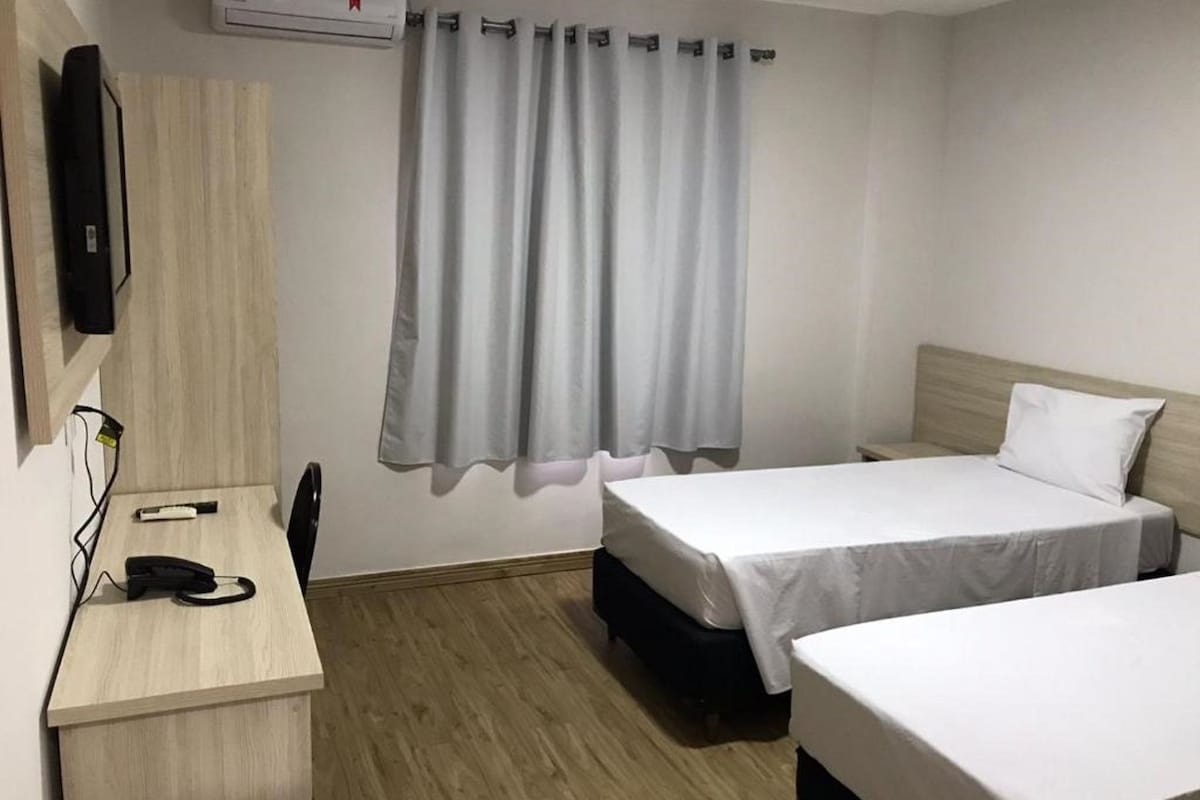 Minibar, skrivebord og barnesenger (inkludert)