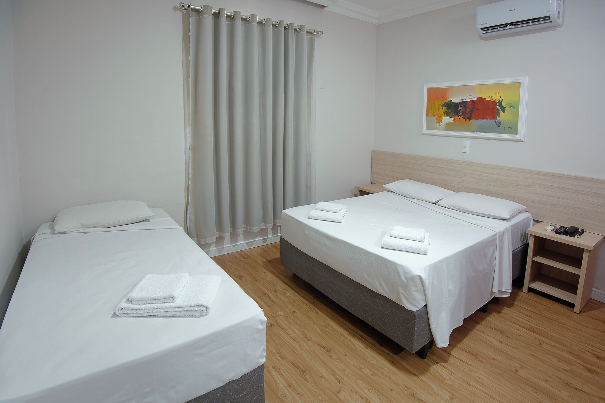 Minibar, bàn, nôi (giường cho trẻ sơ sinh) miễn phí 