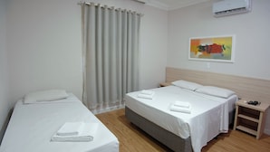 Minibar, desk, cribs (free), rollaway beds (surcharge) - Fenix Hotel Campinas (Campinas)