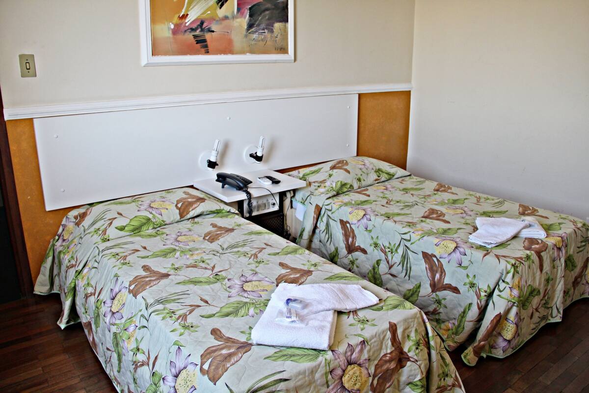 Minibar, bureau, lit de bébé (gratuit), lit d’appoint (supplément)