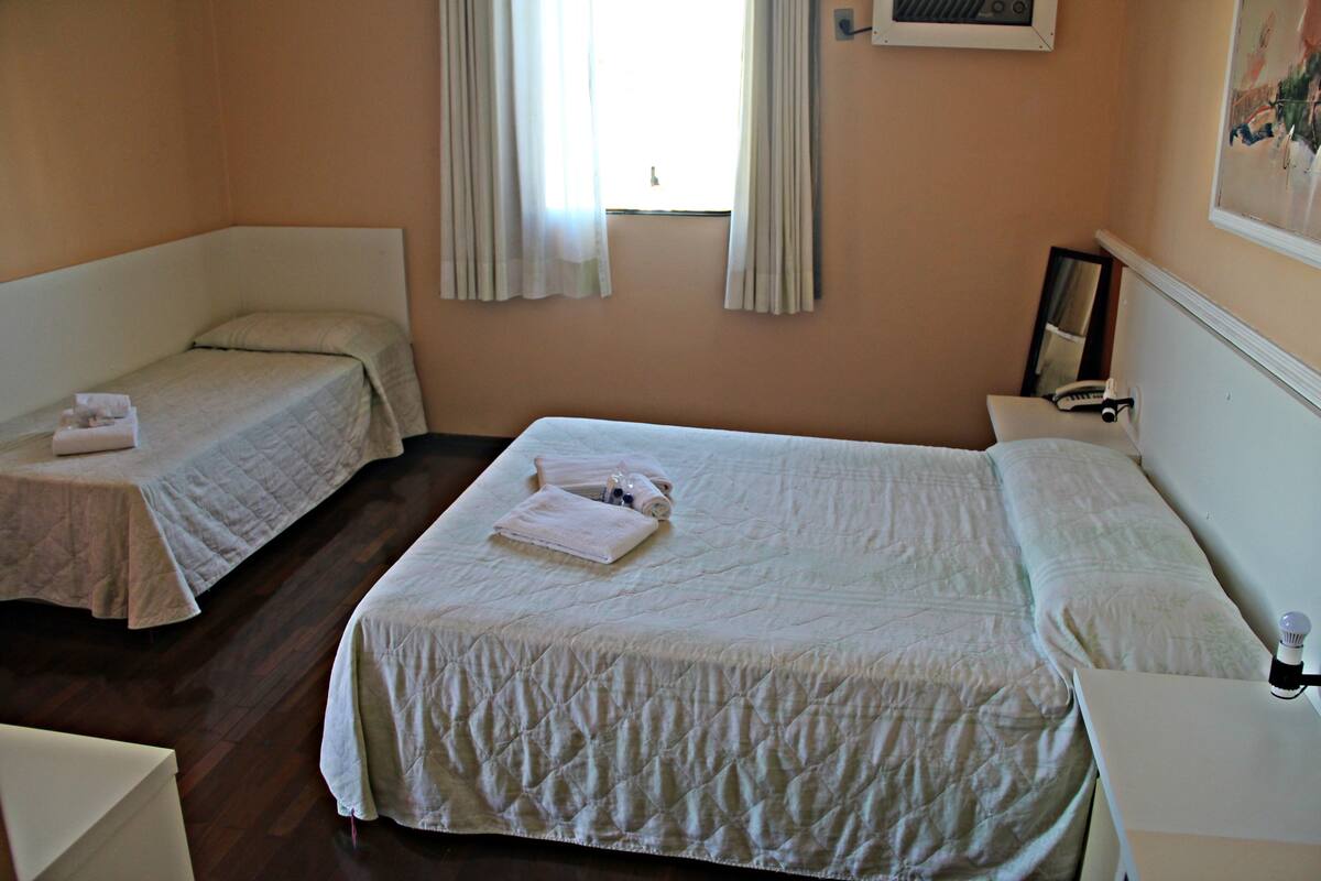 Chambre triple Deluxe | Minibar, bureau, lit de bébé (gratuit), lit d’appoint (supplément)
