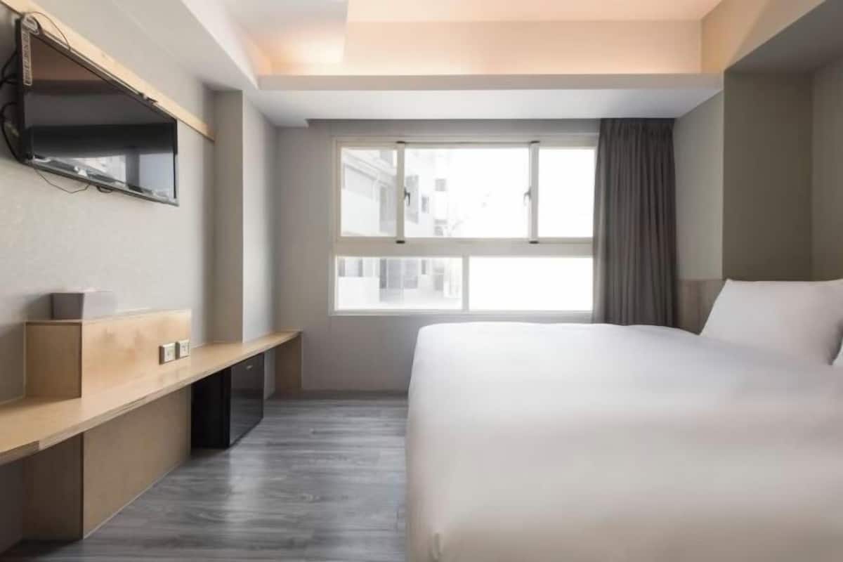 Cubrecamas, cortinas blackout, wifi gratis y ropa de cama