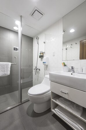 Shower, rainfall showerhead, hair dryer, slippers - Sparrow Hotel (Taichung)