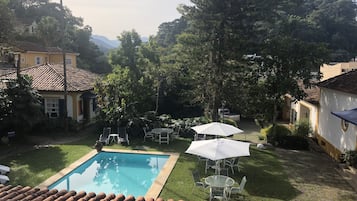 Piscina all'aperto, ombrelloni da piscina, lettini