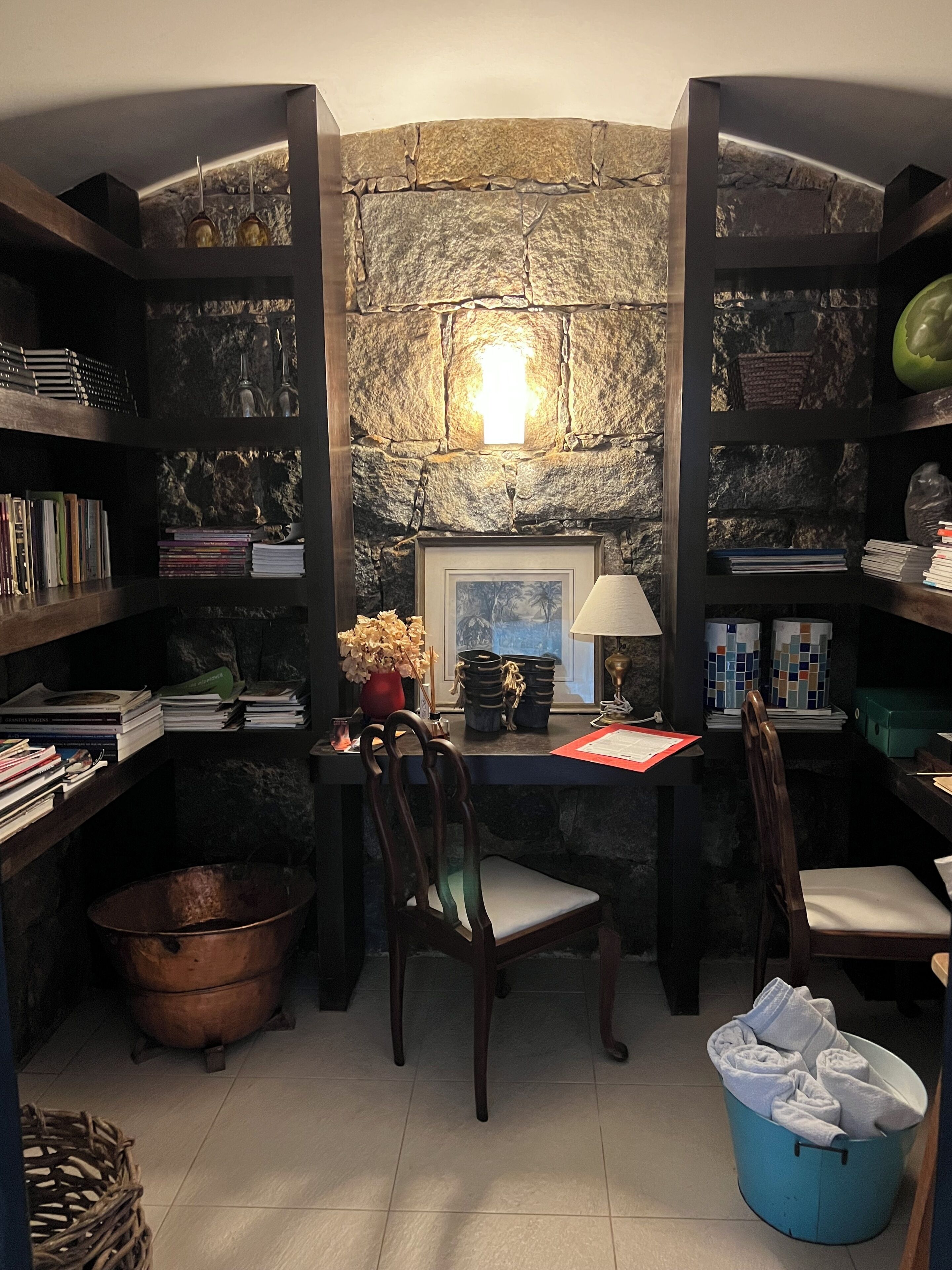 Un rincón acogedor para leer, con estanterías, chimenea y asientos cómodos.