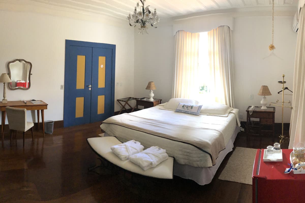 Suite (Master) | Minibar, in-room safe, individually decorated, blackout drapes