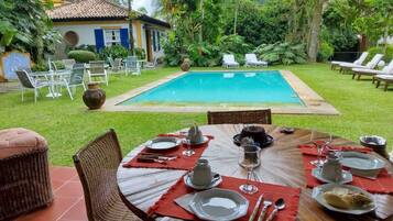 朝食 (ビュッフェ)、毎日提供 (無料)