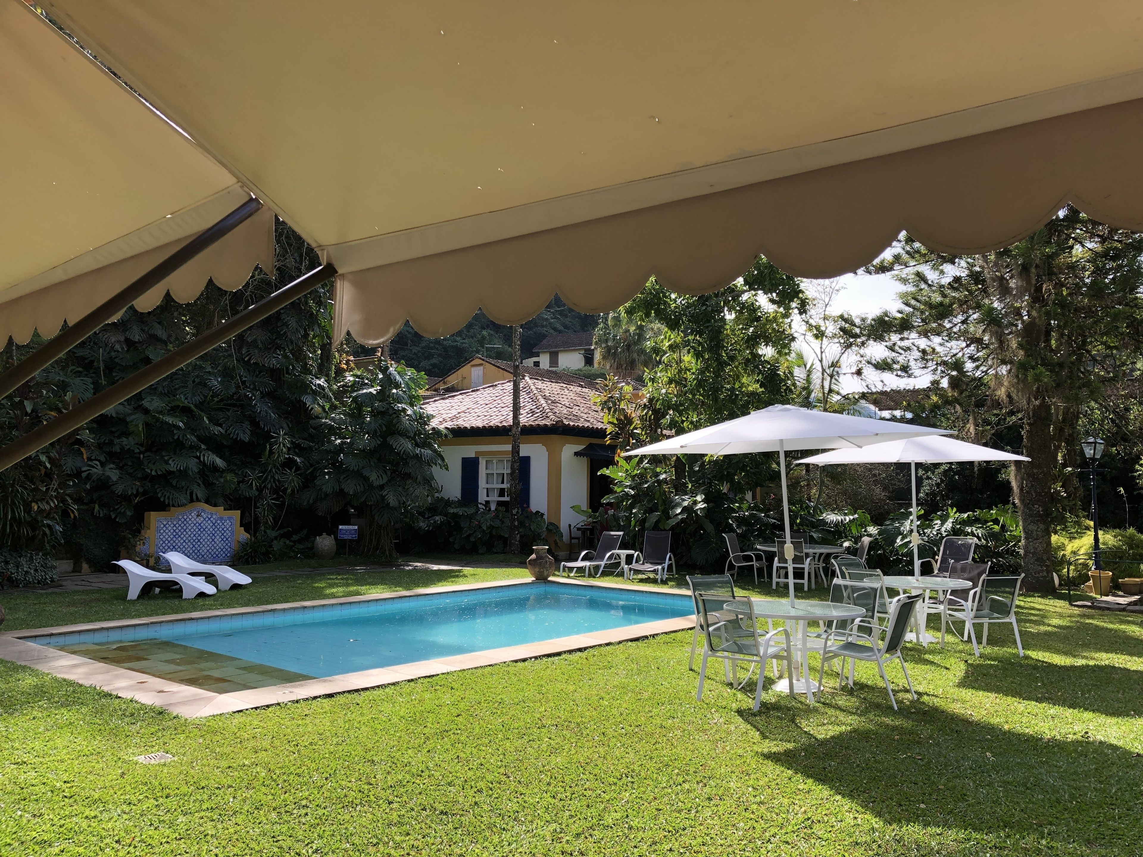 Piscina externa, guarda-sóis, espreguiçadeiras