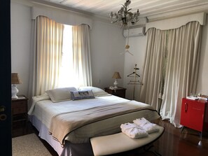 Suite (Master) | Minibar, in-room safe, individually decorated, blackout drapes - Pousada Vila Brasil (Petrópolis)