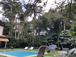 Outdoor pool, pool umbrellas, sun loungers - Pousada Vila Brasil (Petrópolis)
