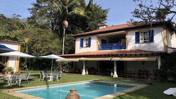 屋外プール、プール パラソル、サンラウンジャー