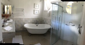 Suite (Master) | Bathroom | Free toiletries, hair dryer, towels - Pousada Vila Brasil (Petrópolis)