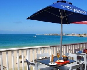Frühstück, Mittagessen, internationale Küche, Blick auf den Strand 