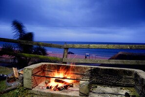 BBQ/picnic area - Santos Express Train Lodge - Hostel (Mossel Bay)