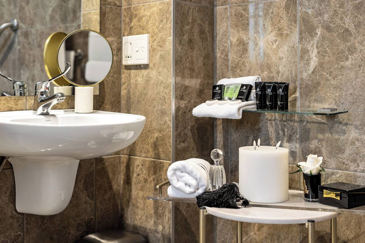 deluxe king suite | bathroom | shower, free toiletries, hair dryer, towels