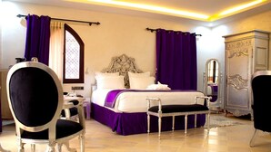 Junior Suite | Peralatan tempat tidur premium, katil Select Comfort, bar mini 
