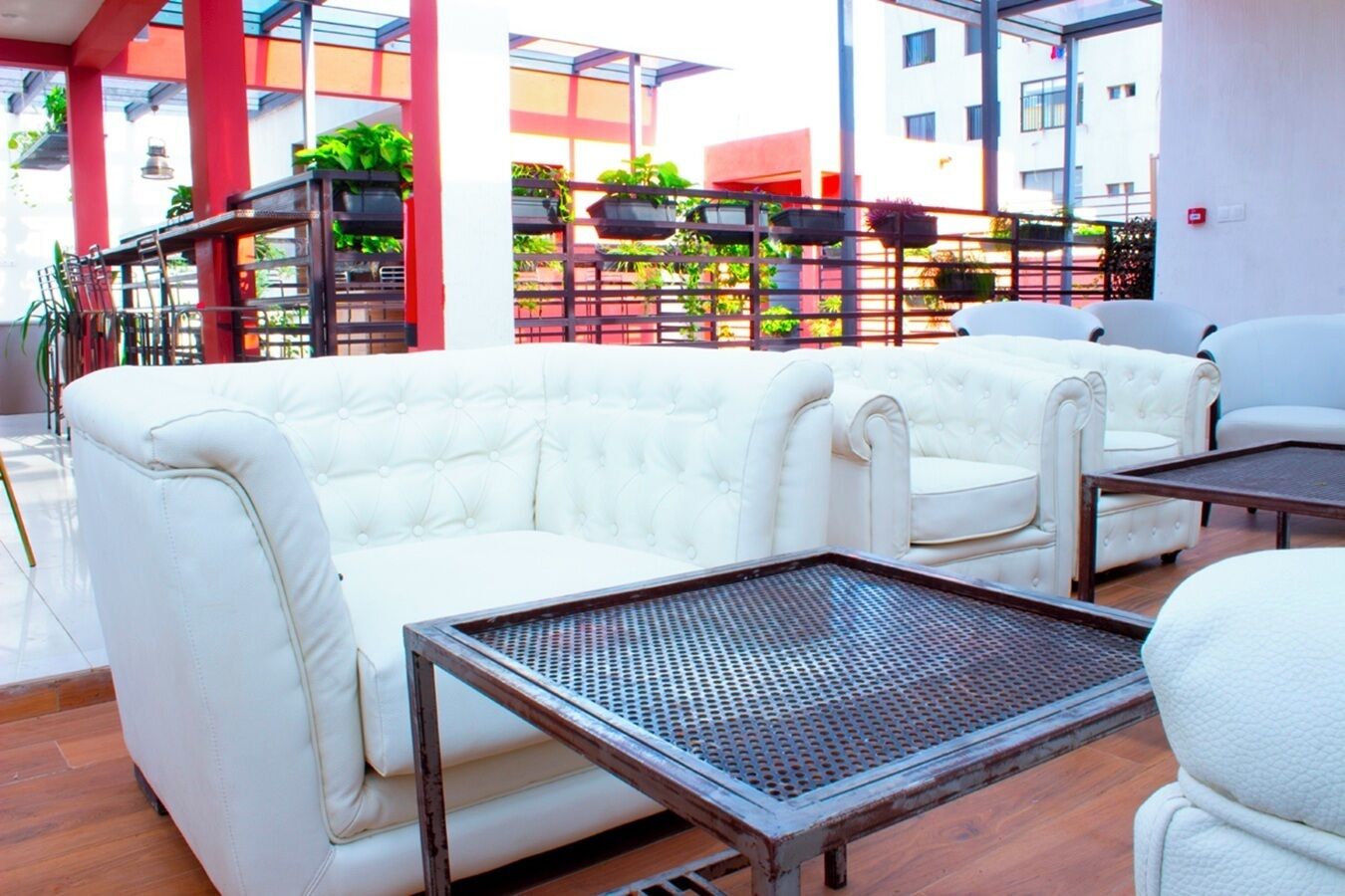 Sert le petit déjeuner, le déjeuner et le dîner