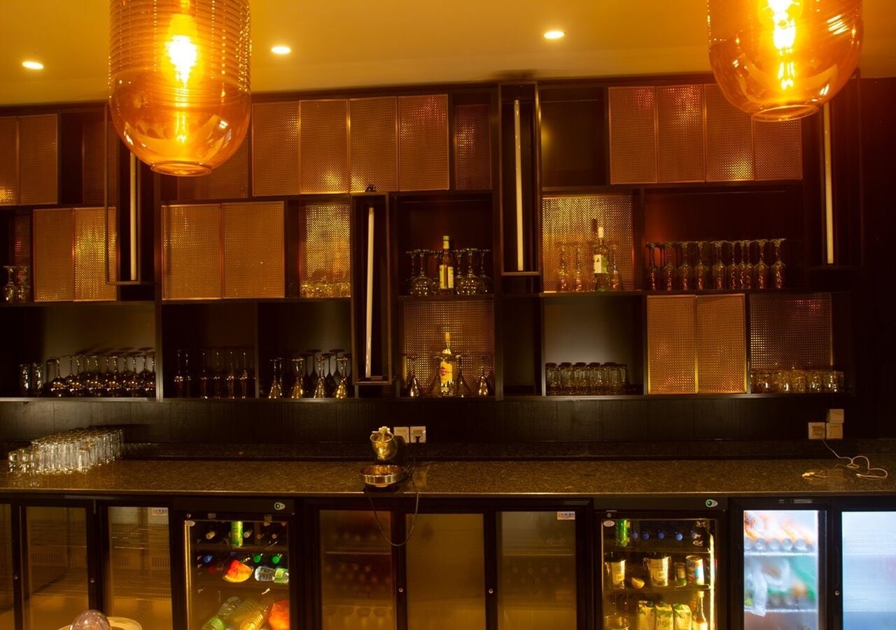 Serves breakfast, lunch, and dinner