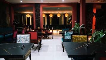 Breakfast, lunch, dinner served; international cuisine