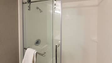 Een bad/douchecombinatie, gratis toiletartikelen, handdoeken