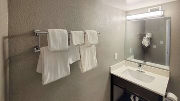 Combined shower/bathtub, free toiletries, towels