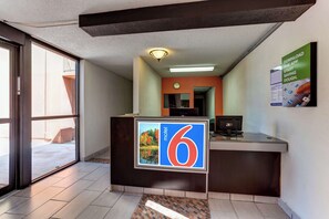 Lobby - Motel 6 Jackson, TN (Jackson)
