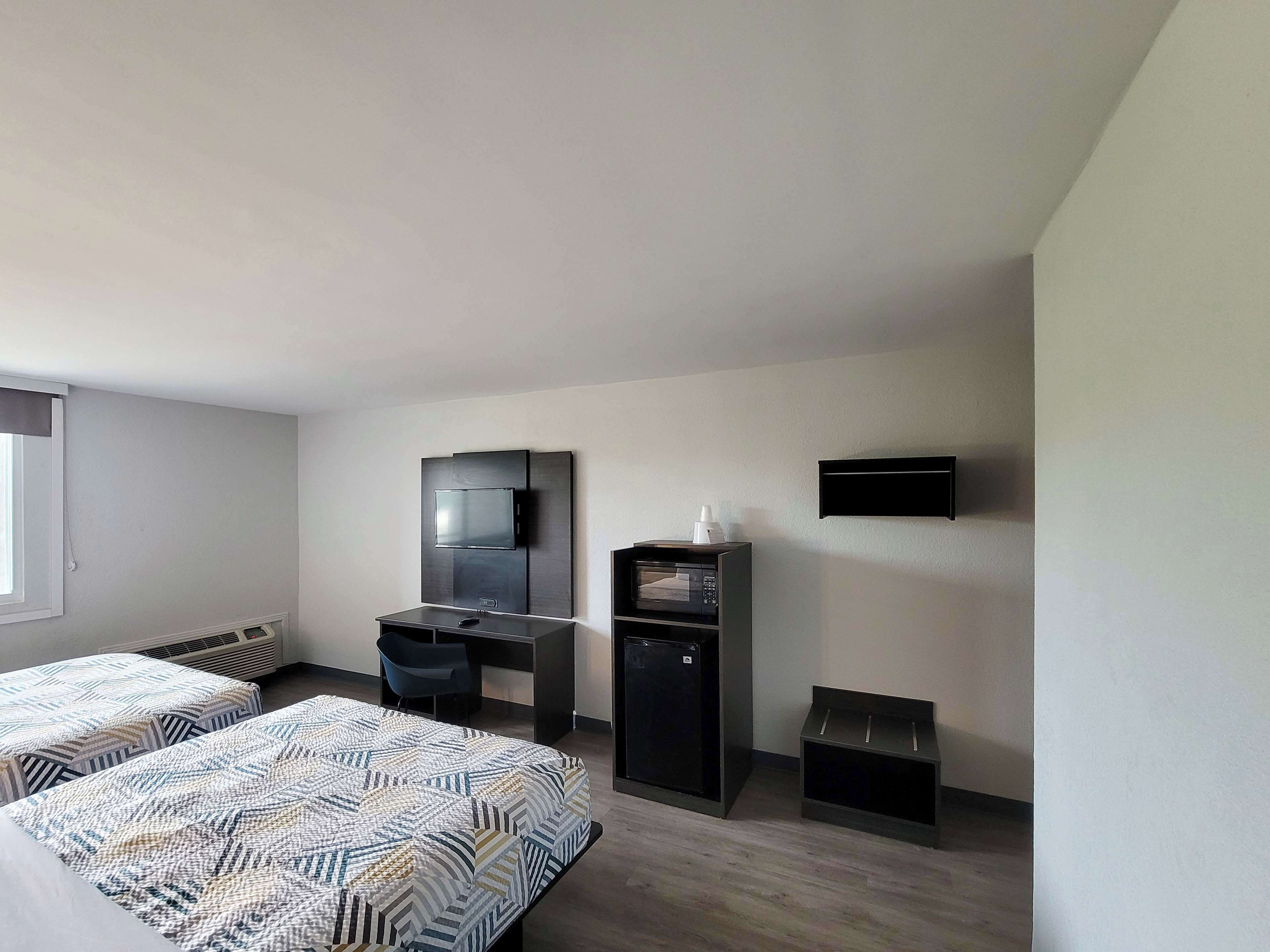 Pillowtop beds, desk, free WiFi, bed sheets