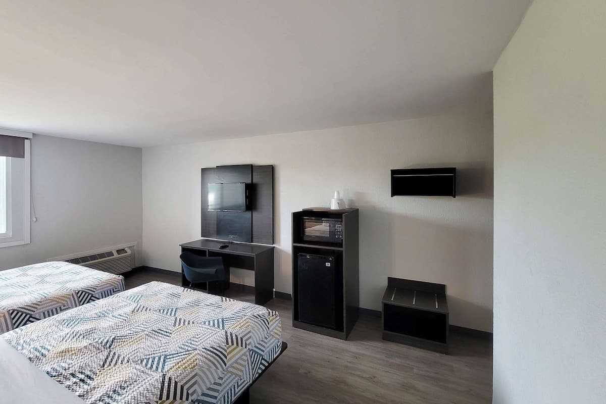 Pillowtop beds, desk, free WiFi, bed sheets