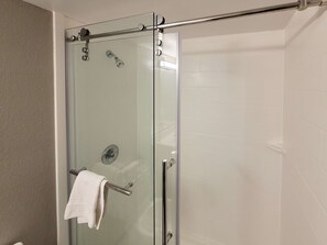 Combined shower/tub, free toiletries, towels