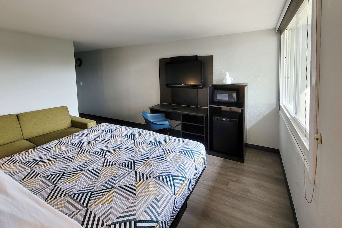 Pillow-top beds, desk, free WiFi, bed sheets
