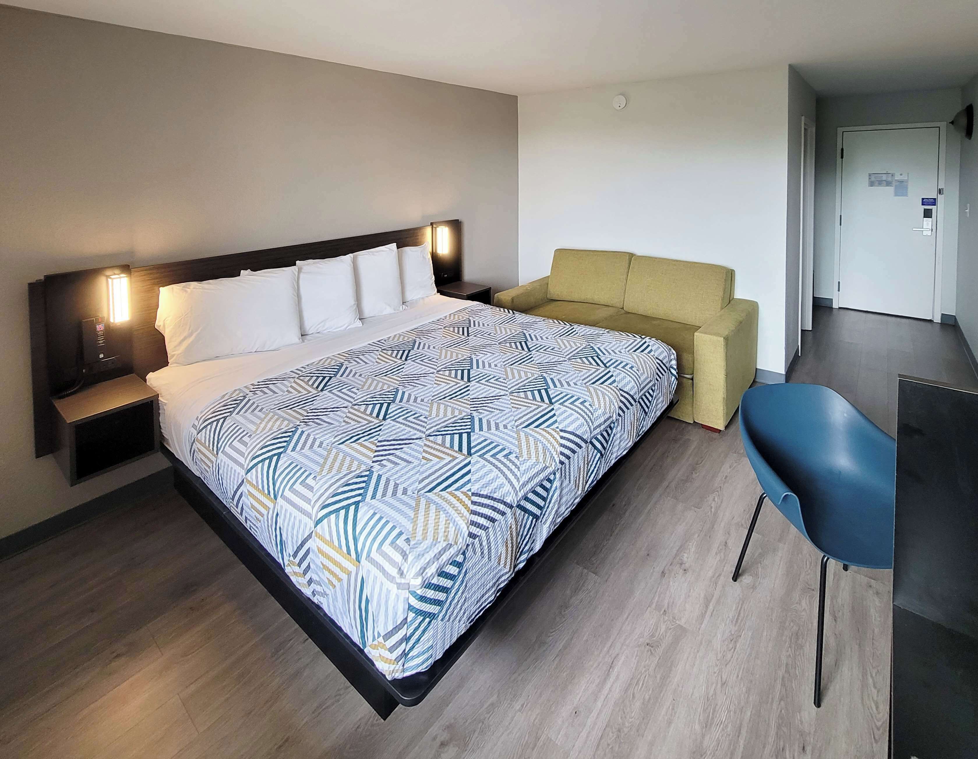 Pillowtop beds, desk, free WiFi, bed sheets