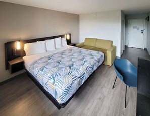 Pillowtop-patjalliset sängyt, työpöytä, ilmainen Wi-Fi, vuodevaatteet