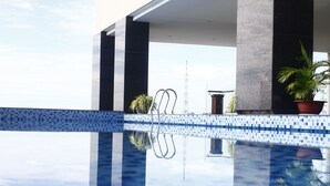 Piscine extérieure, piscine sur le toit, chaises longues