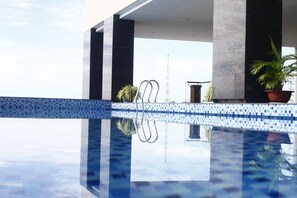 Outdoor pool, a rooftop pool, sun loungers - ANAN HOTEL (Can Tho)