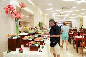 Free daily buffet breakfast 