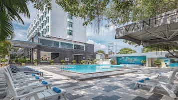 Kolam renang outdoor, dengan payung kolam renang dan kursi berjemur