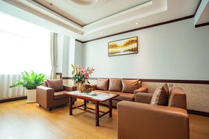 Executive-Suite, Flussblick | Wohnbereich | 32-Zoll-LCD-Fernseher mit Kabelempfang, Fernseher