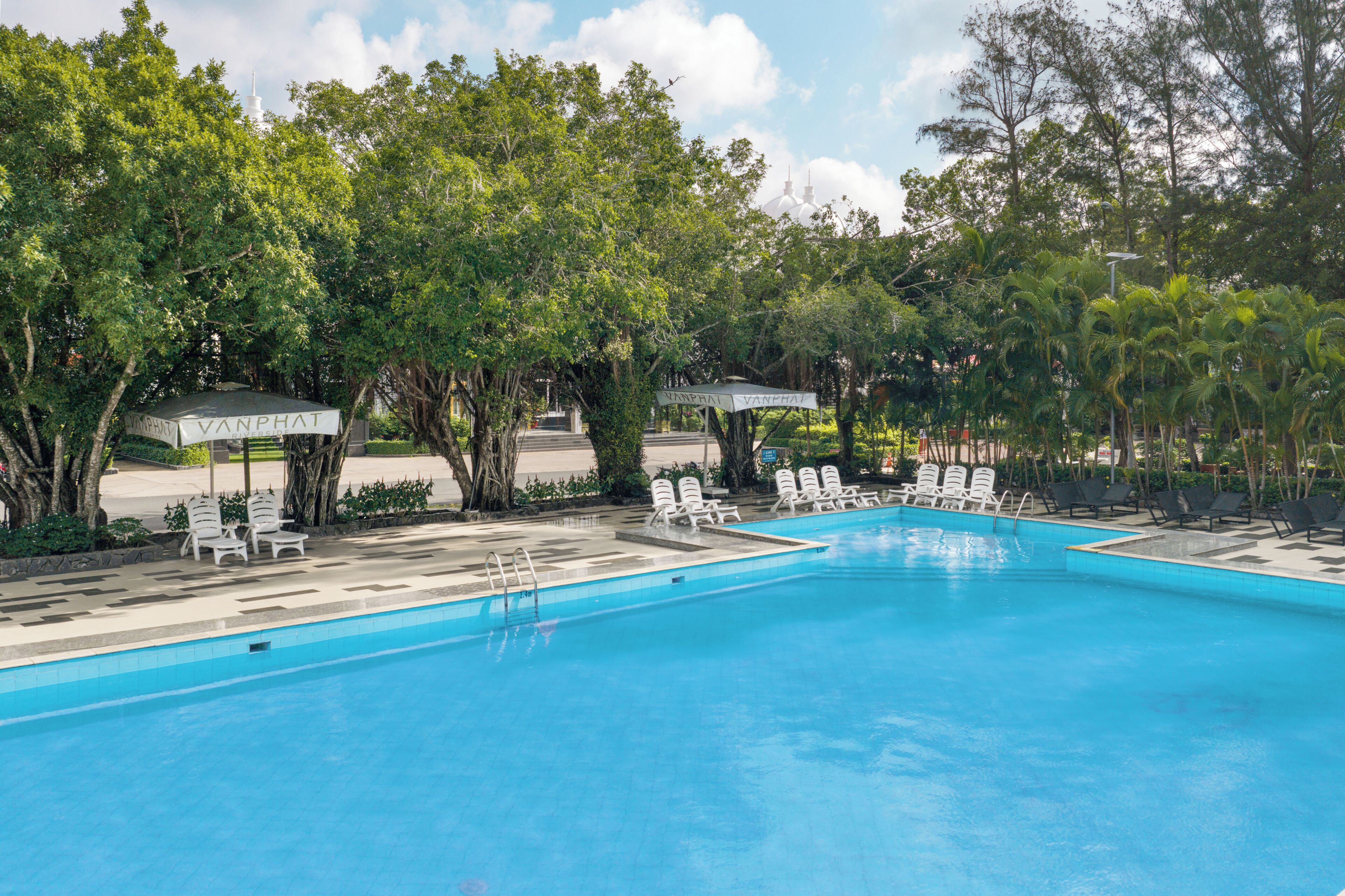 Piscina externa, guarda-sóis, espreguiçadeiras