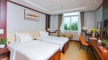 Kamar Twin Deluks, pemandangan sungai | Kamar mandi | Perlengkapan mandi desainer, pengering rambut, jubah mandi, dan sandal
