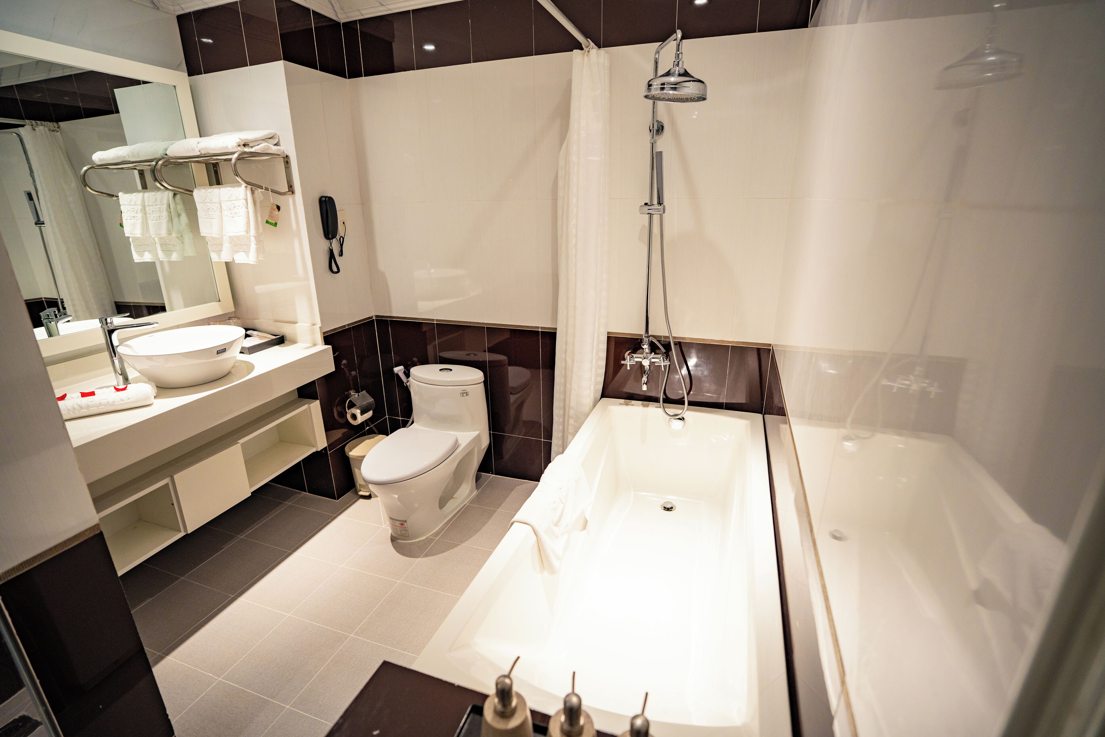 Un bagno moderno con vasca, water e lavabo.