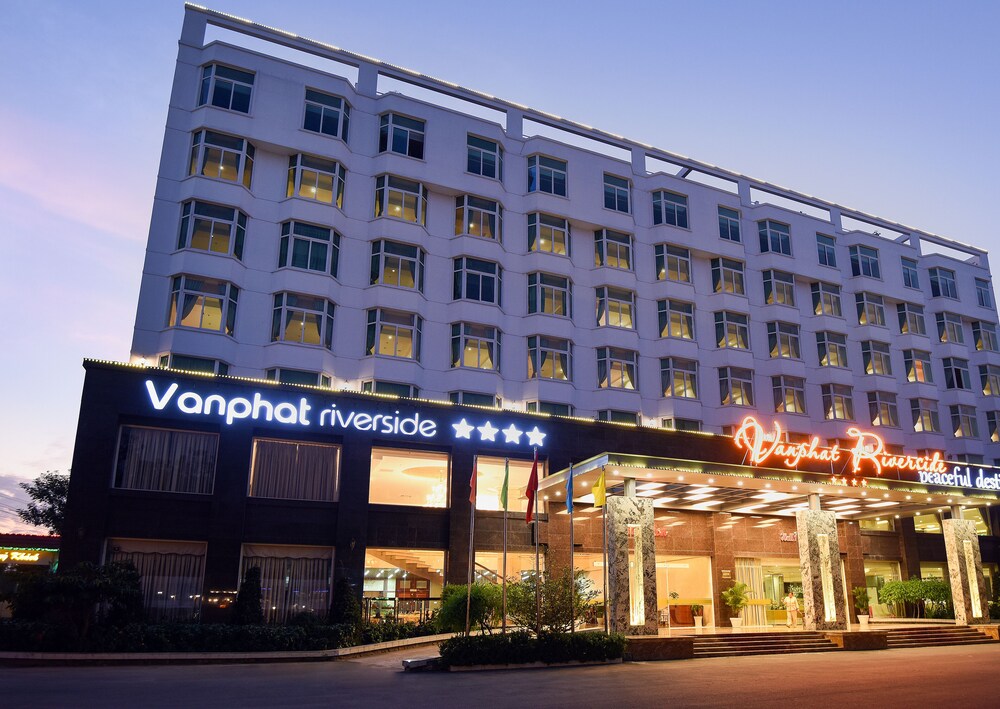 Nhà hàng Khách sạn Vạn Phát Riverside