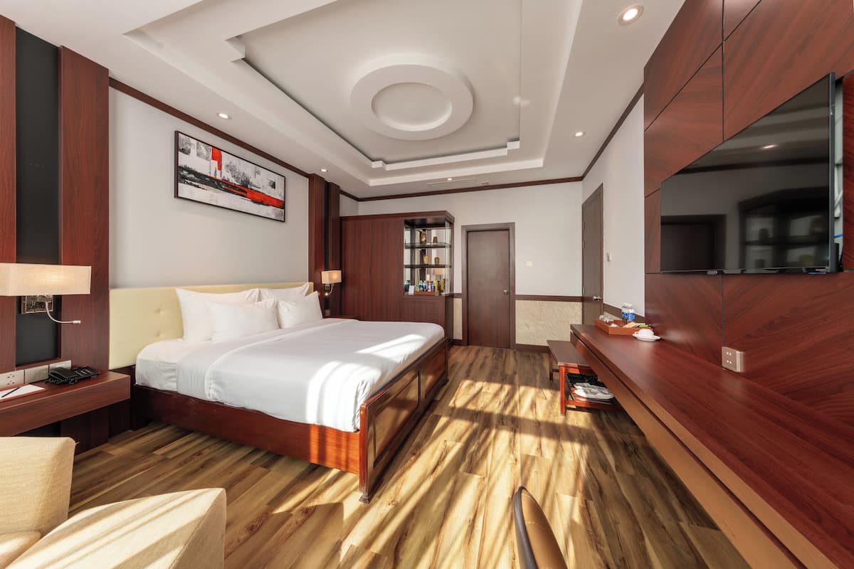 Executive Suite, River View | Premium bedding, minibar, in-room safe, desk