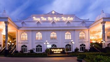 Vista frontal de la propiedad por la tarde o noche