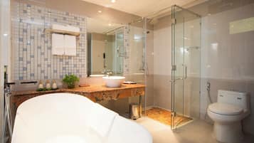 Habitación junior doble (Suite) | Baño | Artículos de higiene personal de diseño, secador de pelo y albornoces