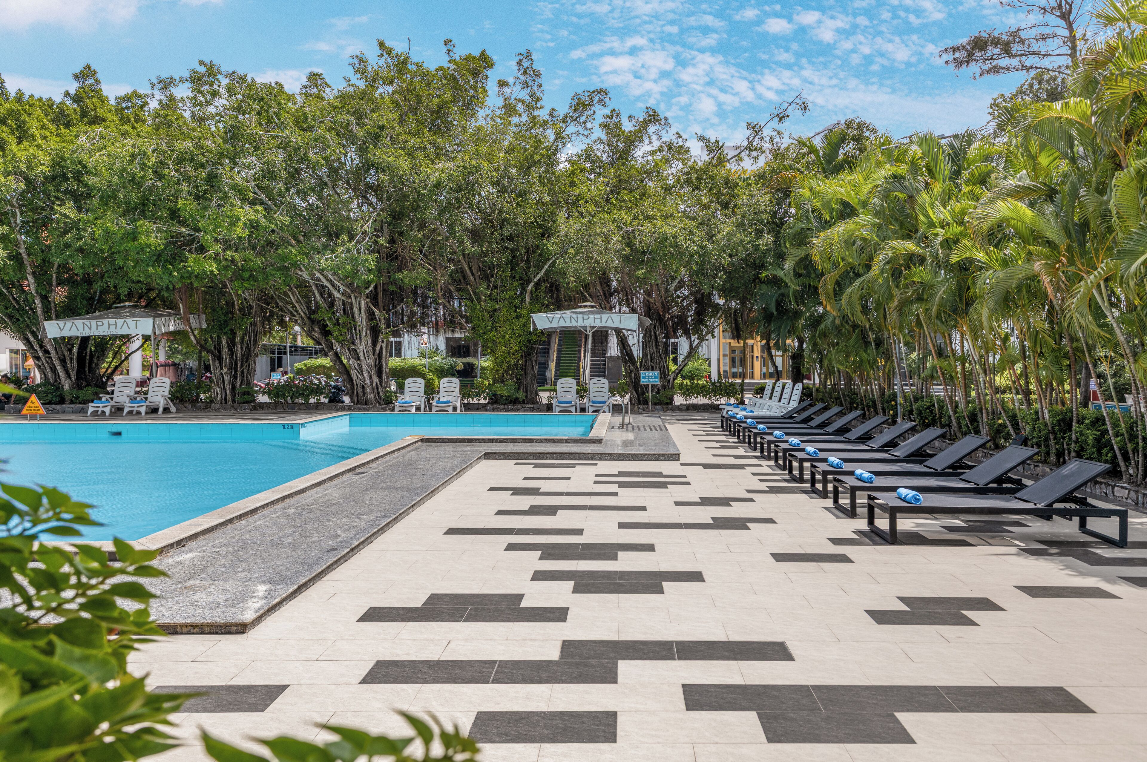 Outdoor pool, pool umbrellas, sun loungers