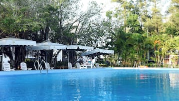 Utomhuspool, parasoller och solstolar