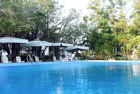 Outdoor pool, pool umbrellas, sun loungers