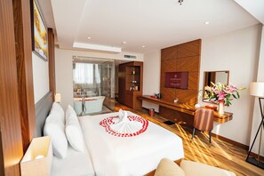 Junior-Doppelzimmer (Suite) | Hochwertige Bettwaren, Minibar, Zimmersafe, Schreibtisch