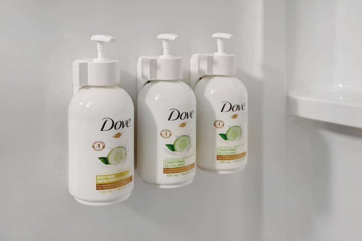 Sèche-cheveux, serviettes fournies, savon, shampoing