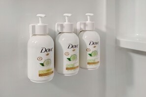 Sèche-cheveux, serviettes fournies, savon, shampoing